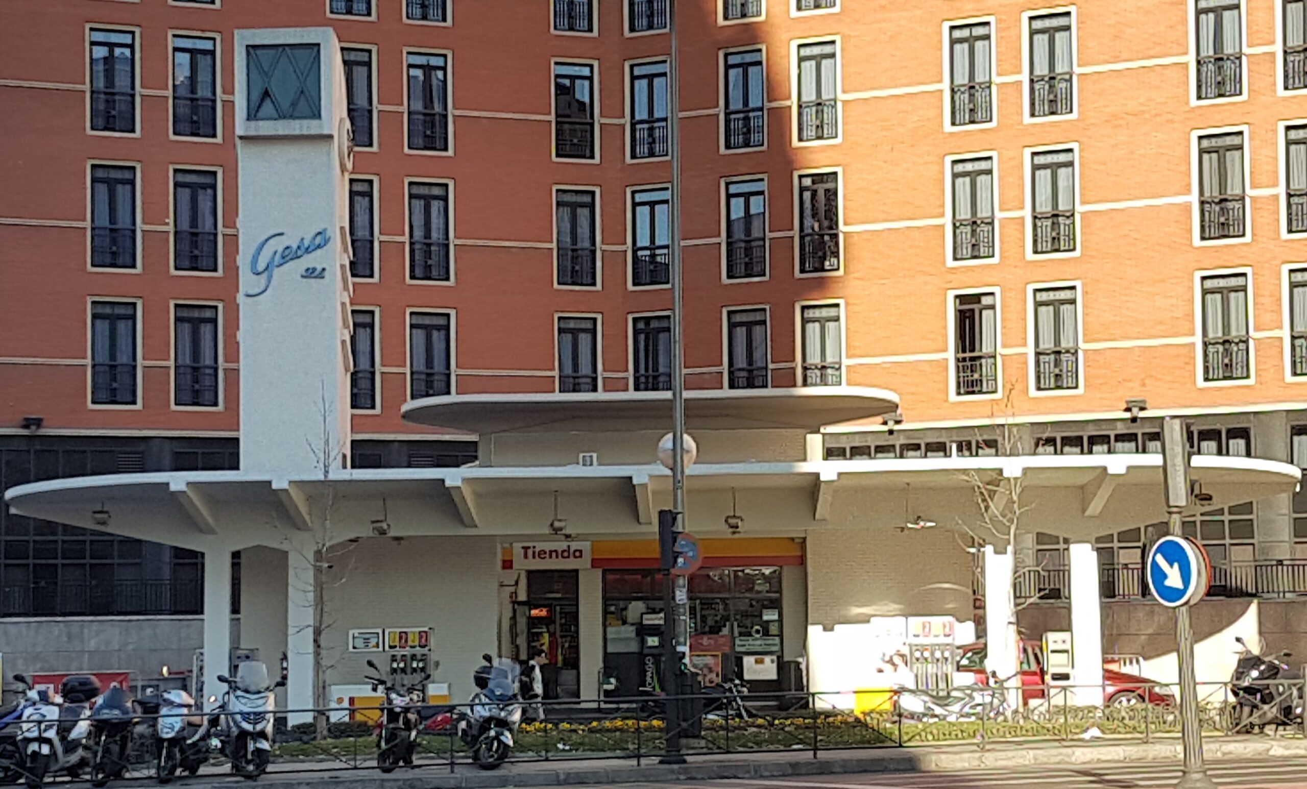 Gasolinera Petrรณleos Porto Pi
